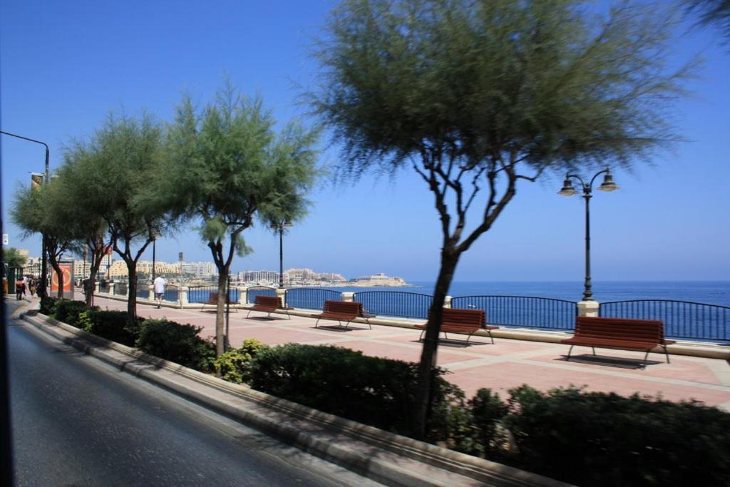 Cosy Apartment Steps To St George'S Bay San Julián Exterior foto