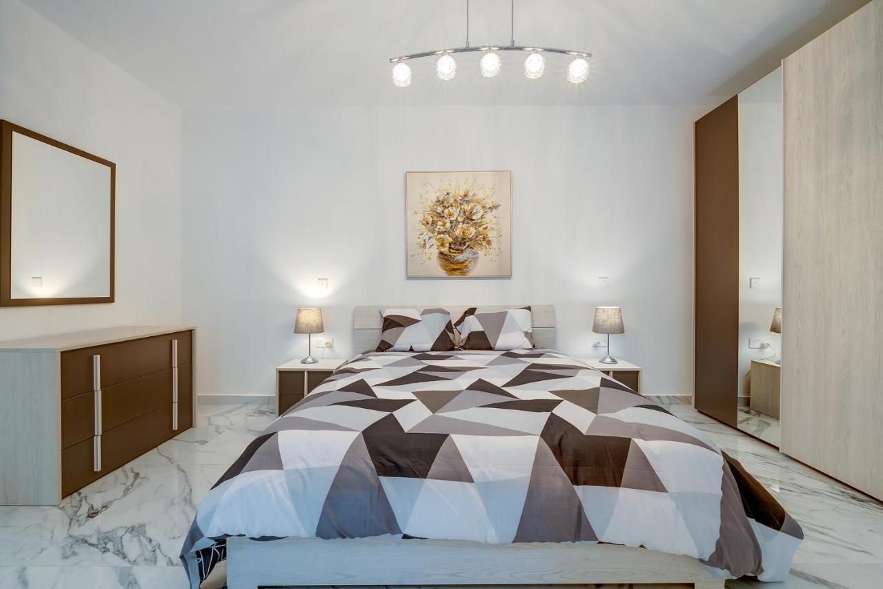 Cosy Apartment Steps To St George'S Bay San Julián Exterior foto